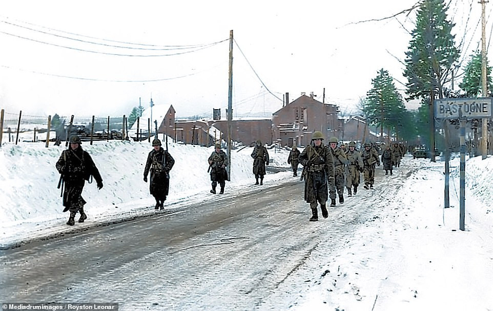Lực lượng binh sĩ Mỹ hành quân rời khỏi Bastogne.