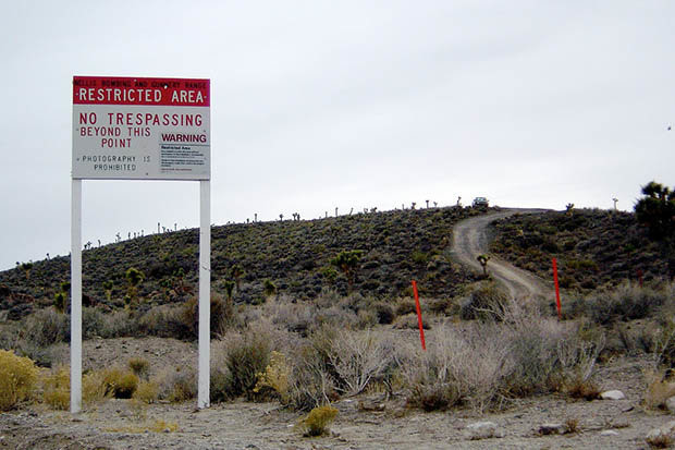 Sau nhiều năm suy nghĩ, ông Lazar có quyết định mạo hiểm là tiết lộ bí mật mà ông biết với nhà làm phim điều tra Jeremy Corbell để công chúng biết rõ sự thật về Khu vự 51 mà công chúng vô cùng tò mò.