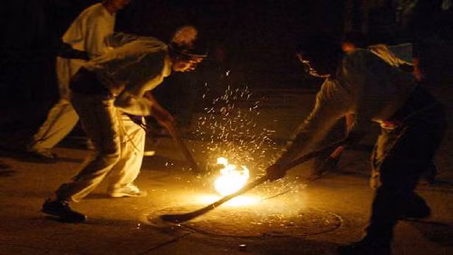 Pelota Purepecha được coi là tiền thân của khúc côn cầu. Thú vui hãi hùng này có nguồn gốc từ Mexico được đánh giá là vô cùng nguy hiểm đối với người chơi.