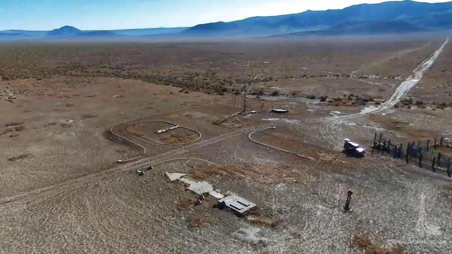 Điều này xuất phát từ việc vào những năm 1920, chính phủ Mỹ bắt đầu đưa thư bằng máy bay. Nhưng máy bay lúc bấy giờ chỉ hoạt động vào ban ngày. Chuyển một bức thư từ Bờ Đông sang Bờ Tây và ngược lại cần chuyển bằng máy bay và tàu hỏa hoạt động trong đêm.