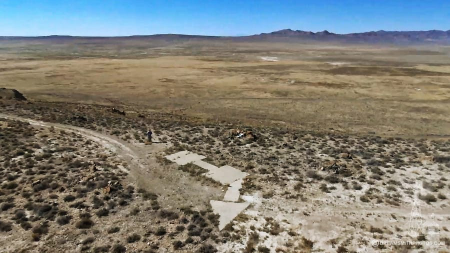 Do vậy, chính phủ Mỹ đã xây dựng một hệ thống chỉ đường cho máy bay gồm các cột đèn tín hiệu và mũi tên khổng lồ có thể dẫn đường cho phi công bay an toàn trong điều kiện ban đêm.