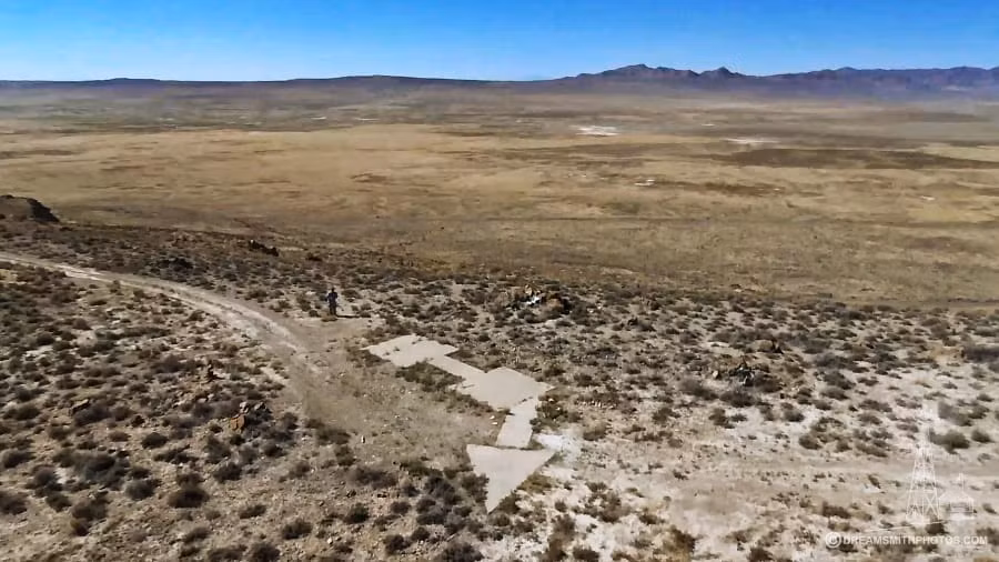 Do vậy, chính phủ Mỹ đã xây dựng một hệ thống chỉ đường cho máy bay gồm các cột đèn tín hiệu và mũi tên khổng lồ có thể dẫn đường cho phi công bay an toàn trong điều kiện ban đêm.