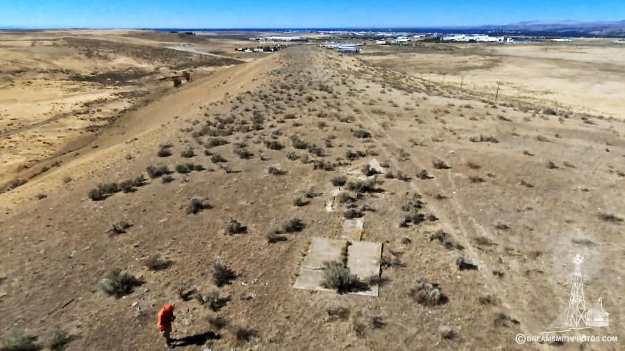 Theo đó, 1.550 đèn tín hiệu được lắp đặt trải dài gần 29.000 km. Các mũi tên khổng lồ làm từ bê tông dài khoảng 21m, được sơn màu vàng và được đặt ngay cạnh tháp đèn.