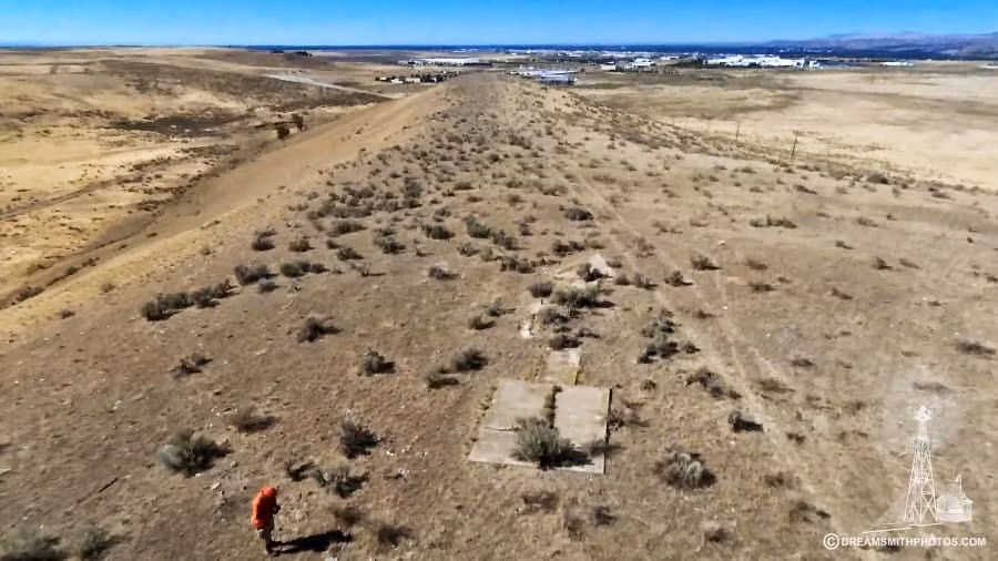 Theo đó, 1.550 đèn tín hiệu được lắp đặt trải dài gần 29.000 km. Các mũi tên khổng lồ làm từ bê tông dài khoảng 21m, được sơn màu vàng và được đặt ngay cạnh tháp đèn.