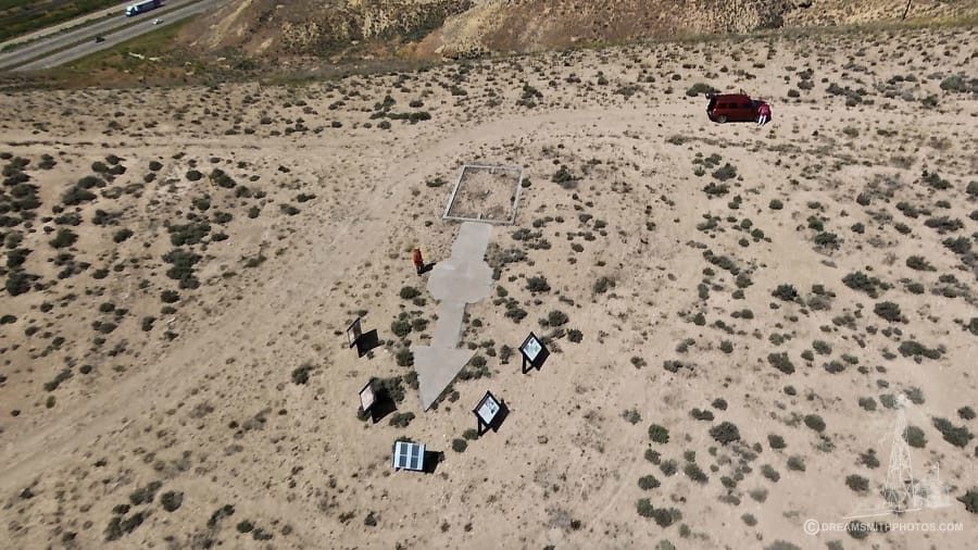 Những mũi tên khổng lồ ra đời trở thành điểm đánh dấu có thể nhìn thấy rõ ở khoảng cách 16 km, nhằm chỉ dẫn phương hướng cho phi công.