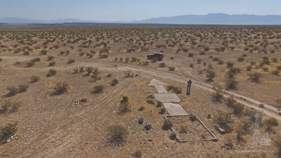 Điều này khiến nhiều người tò mò không biết sự xuất hiện của những mũi tên khổng lồ bằng bê tông được tạo ra ở giữa sa mạc có mục đích gì.