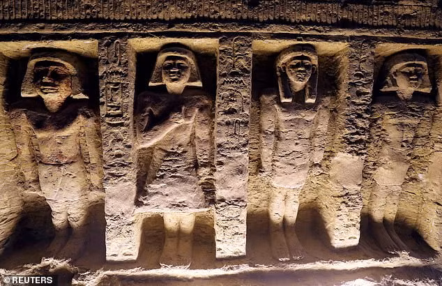 Khi mở lăng mộ, các chuyên gia vô cùng bất ngờ khi bên trong có ít nhất 55 bức tượng. Trong đó, lăng mộ gồm 2 tầng. Tầng trên có chứa 24 bức tượng, tầng dưới chứa 31 bức tượng.