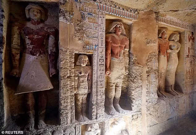 Các nhà khảo cổ suy đoán một trong 5 căn hầm trên có thể chứa quan tài của thầy tu Wahtye.