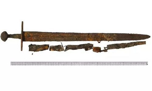 Đến tháng 4/2017, một nhóm thợ đào đất tình cờ phát hiện thanh kiếm cổ có khắc chữ, chim và và động vật khảm bạc trong khi nạo vét ao nước ở sân golf thuộc hạt Suffolk, Anh. Khu vực phát hiện thanh kiếm từng diễn ra trận chiến Fornham (1173-1174) đẫm máu ở Anh.
