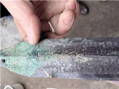 Tháng 1/2017, người đàn ông có tên Peng Bo, sống ở tỉnh Trùng Khánh, Trung Quốc bất ngờ phát hiện ra hai thanh kiếm cổ dài 55 cm khi đào móng sửa nhà.