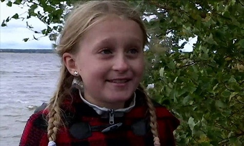 Vào tháng 10 vừa qua, dư luận không khỏi bất ngờ khi báo chí đưa tin bé gái 8 tuổi Saga Vanecek tình cờ phát hiện thanh kiếm cổ khi đang chơi ở hồ nước Vidostern, Thụy Điển. Vũ khí cổ này được cho có từ thời Đồ sắt.