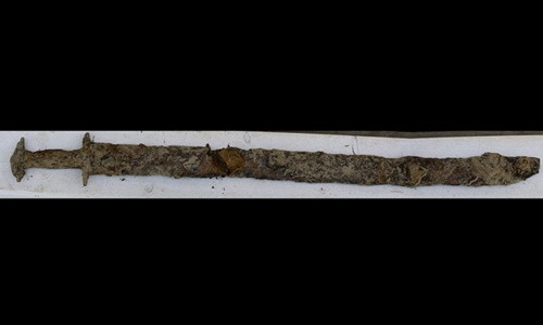 Theo các chuyên gia, thanh kiếm dài 85 cm và được bảo vệ rất tốt với phần bao bằng gỗ và da. Thanh kiếm cổ này có thể xuất hiện từ thế kỷ 5 hoặc 6, trước thời đại Viking.