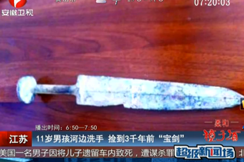 Theo các chuyên gia, thanh kiếm cổ trên có chiều dài 26 cm. Nó có thể có từ thời nhà Thương hoặc nhà Chu, cách đây hơn 3.000 năm.