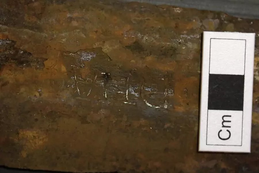 Các chuyên gia suy đoán thanh kiếm thời Trung Cổ này có khả năng là cổ vật còn sót lại từ trận chiến trên khi mà các thế lực trung thành với vua Henry II đuổi đám tay sai nổi loạn của Bá tước Leicester đến đầm lầy và tàn sát họ.