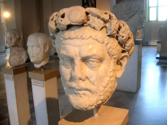 Diocletian cũng cho người phá hủy các nhà thờ và thiêu hủy nhiều tài liệu của Cơ đốc giáo. Trong bối cảnh ấy, không ít người dân phải cải đạo để tránh bị bắt giữ, tra tấn và giết hại. Mời độc giả xem video: Tái hiện trận chiến lịch sử của hoàng đế Napoleon (nguồn: VTC14)