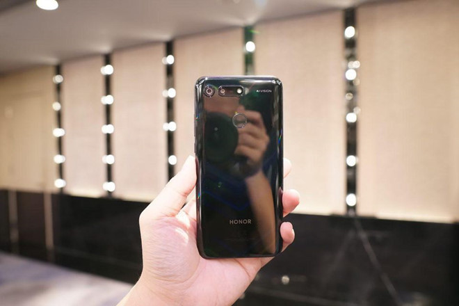 Honor View 20 sở hữu chip Kirin 980 tương tự như Huawei Mate 20 Pro. Máy có 2 tuỳ chọn RAM 6/8 GB tương đương với bộ nhớ trong 128/256 GB.