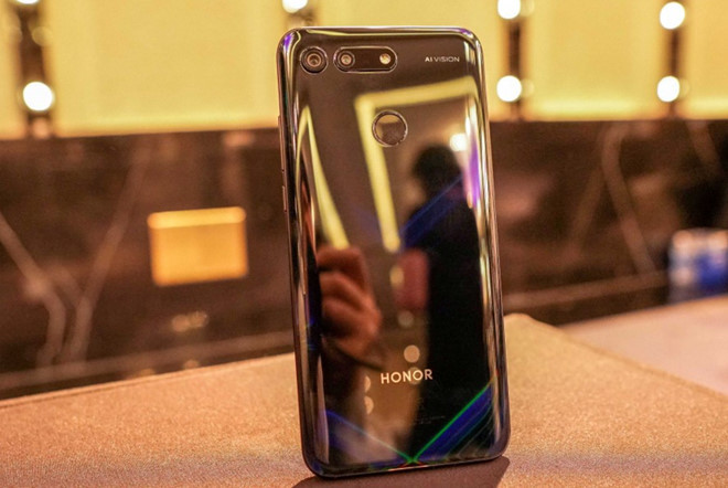 Mặt lưng của Honor View 20 được thiết kế lạ mắt với hoạ tiết hình chữ V cùng các phiên bản màu gradient. Camera kép của máy có độ phân giải 48 và 12 MP, được đặt ngang thay vì dọc như xu hướng hiện nay.