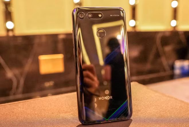 Mặt lưng của Honor View 20 được thiết kế lạ mắt với hoạ tiết hình chữ V cùng các phiên bản màu gradient. Camera kép của máy có độ phân giải 48 và 12 MP, được đặt ngang thay vì dọc như xu hướng hiện nay.