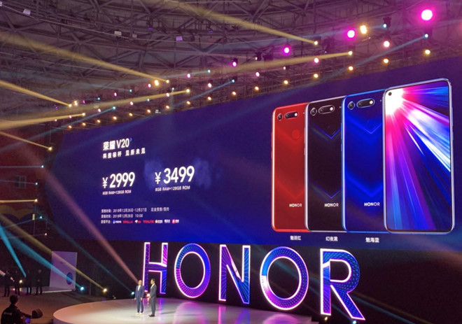 Honor View 20 có 3 màu bao gồm xanh, đen và đỏ. Máy có giá 435 USD cho bản RAM 6 GB và 510 USDcho RAM 8 GB có cùng bộ nhớ 128 GB. Trong khi phiên bản RAM 8 GB và bộ nhớ 256 GB có giá 580 USD. Dự kiến, Honor View 20 sẽ lên kệ tại Trung Quốc vào ngày 28/12 và sẽ ra mắt trên toàn cầu tại Paris (Pháp) vào ngày 22/1/2019.