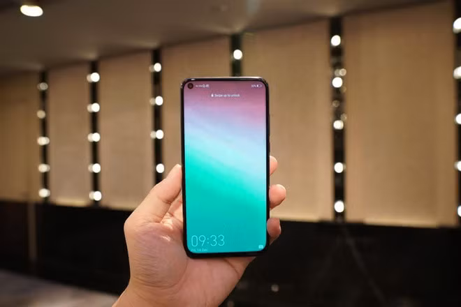  Honor View 20 là smartphone thứ 3 có màn hình “nốt rồi” sau Galaxy A8S và Huawei nova 4. Thiết kế màn hình này được dự đoán sẽ trở thành trào lưu trong năm 2019.