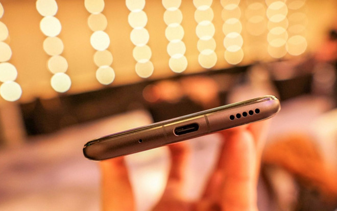 Model này có viên pin dung lượng 4.000 mAh hỗ trợ sạc nhanh SuperCharge. Theo Honor công bố, máy có thể sạc tới 55% trong 30 phút và 100% pin trong một tiếng rưỡi.