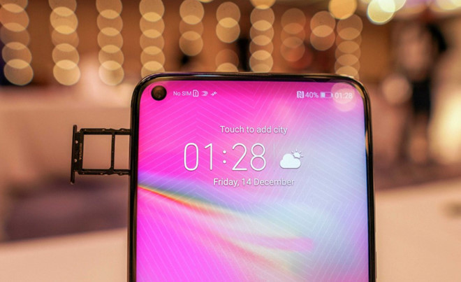 Phần “nối ruồi” trên màn hình của Honor View 20 có đường kính 4,5 mm nhỏ hơn so với 6,7 mm trên Galaxy A8S. Phần viền của model này được làm khá mỏng nên cho tổng thể của máy không quá to.
