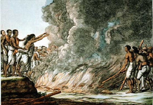 Cụ thể, sau khi chồng chết, người góa phụ buộc phải tự thiêu như một cách hy sinh bản thân để bày tỏ lòng tôn kính với cái chết của người bạn đời.