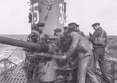 Với những trang bị vũ khí trên, tàu ngầm U-boat của Hitler đã đánh chìm 3.500 tàu của Mỹ và lực lượng đồng minh (chủ yếu là tàu vận tải). Hơn 30.000 thủy thủ quân sự và dân sự thiệt mạng trong những vụ tấn công bằng tàu ngầm U-boat.