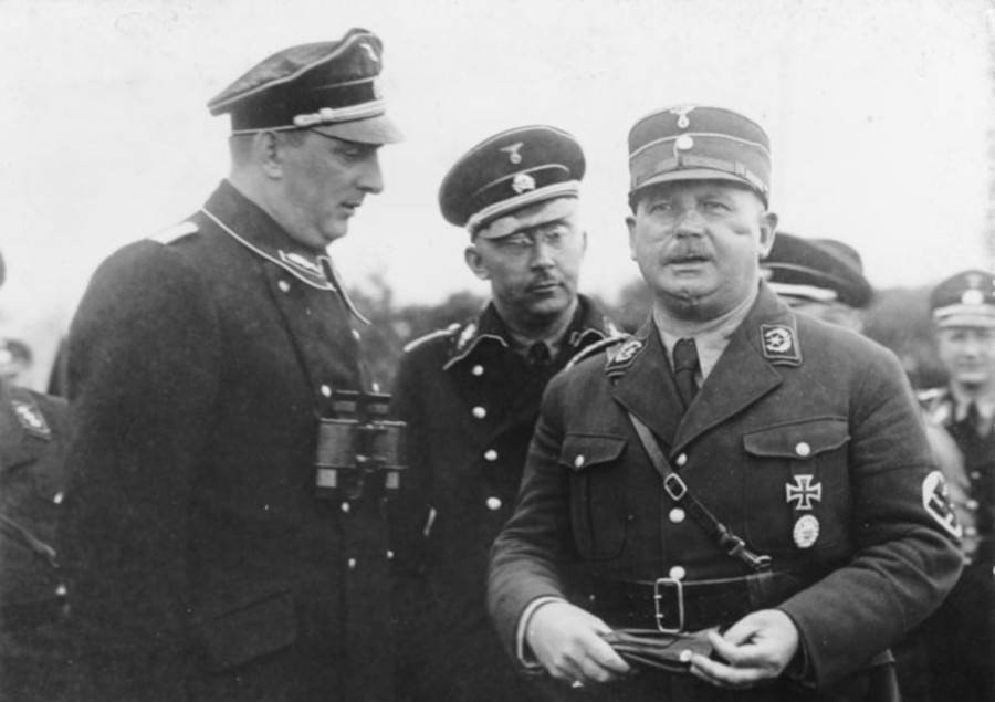 Để thực hiện các mục tiêu, Hitler và Röhm thành lập Lực lượng Sturmabteilung (còn gọi là SA). Vào năm 1931, Hitler bổ nhiệm Röhmv làm Tham mưu trưởng của Lực lượng Sturmabteilung. Quân số của lực lượng SA khi ấy là khoảng 400.000 người.
