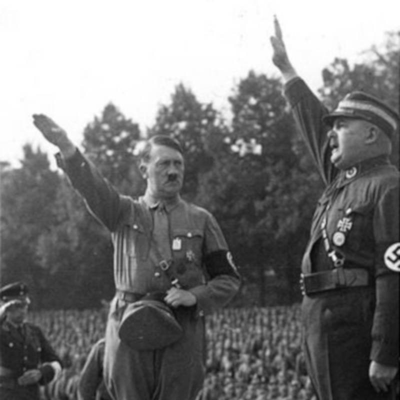 Về sau, Hitler và Röhm nhanh chóng nhận ra là những người có nhiều điểm chung như cùng phục vụ trong Thế chiến 1 và nhận thấy nước Đức cần phải thống trị thế giới nên cả hai đã trở thành bạn bè thân thiết. Khi tổ chức lớn mạnh, Hitler và Röhmv đã thực hiện nhiều kế hoạch táo bạo để đưa Đảng quốc xã thành đảng duy nhất trong nước.