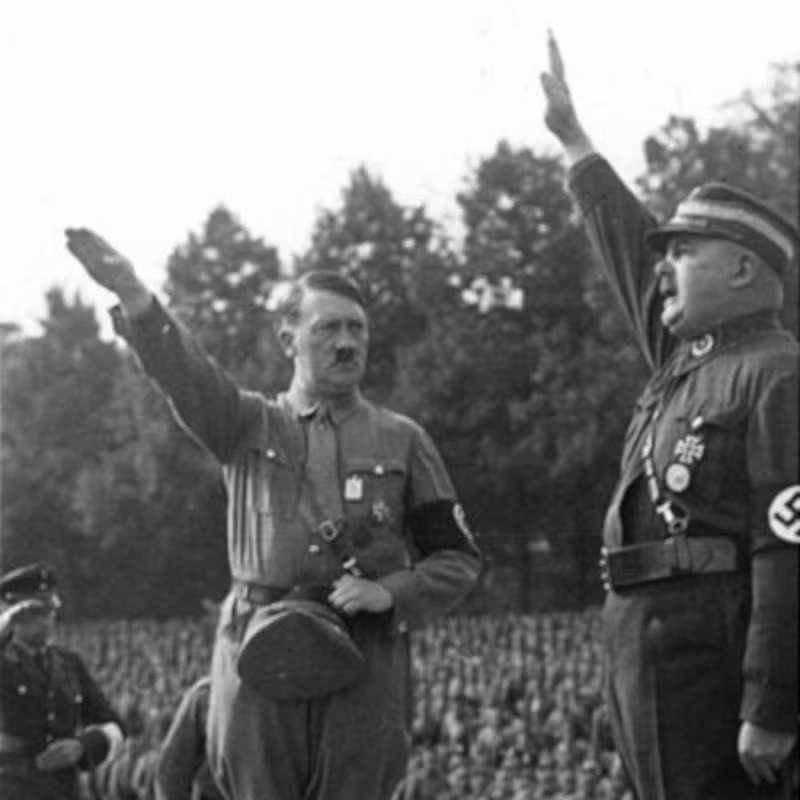 Về sau, Hitler và Röhm nhanh chóng nhận ra là những người có nhiều điểm chung như cùng phục vụ trong Thế chiến 1 và nhận thấy nước Đức cần phải thống trị thế giới nên cả hai đã trở thành bạn bè thân thiết. Khi tổ chức lớn mạnh, Hitler và Röhmv đã thực hiện nhiều kế hoạch táo bạo để đưa Đảng quốc xã thành đảng duy nhất trong nước.
