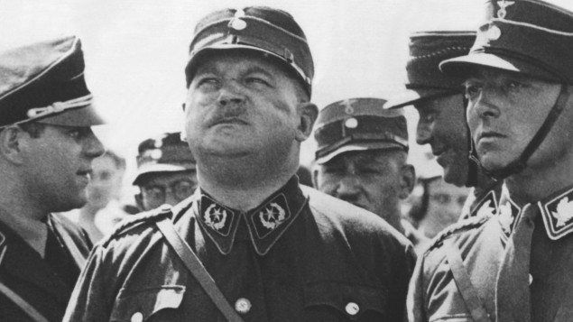 Kể từ khi trở thành người quyền lực nhất nước Đức, Hitler và Röhm có những bất đồng. Hai cánh tay đắc lực của Hitler là Hermann Gotring và Heinrich Himmler nhiều lần cảnh báo nhà độc tài Đức quốc xã rằng Röhm nắm trong tay quyền lực lớn khi là "thủ lĩnh" lực lượng SA. Röhm có thể thực hiện cuộc nổi dậy hay gây ra nhiều bất lợi cho Hitler.