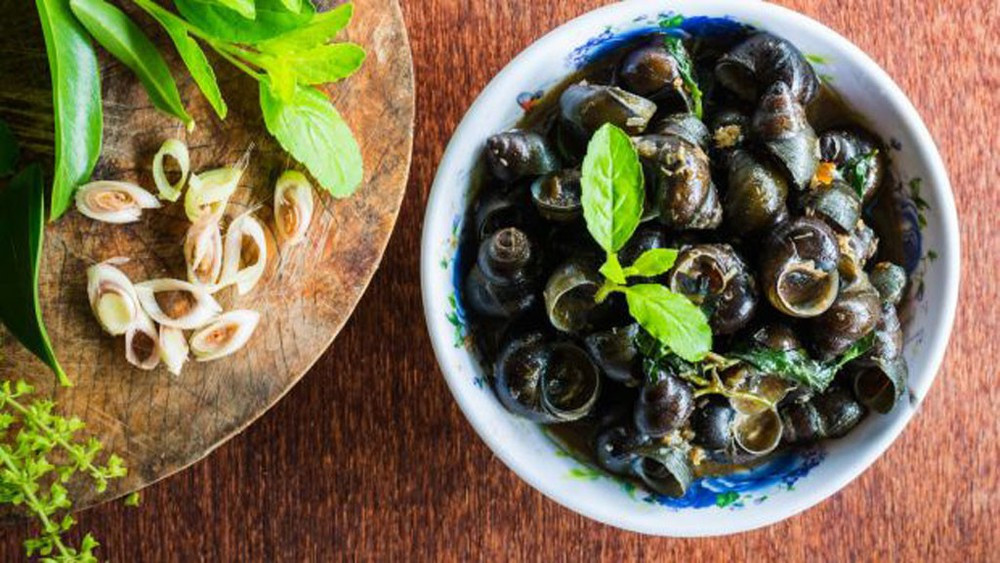 Trang Traveller của Australia công bố danh sách 21 món ăn ngon nhất thế giới 2018. Trong số này, Việt Nam có 3 món ăn được bình chọn gồm: ốc, bún riêu cua và bánh mì Hội An.