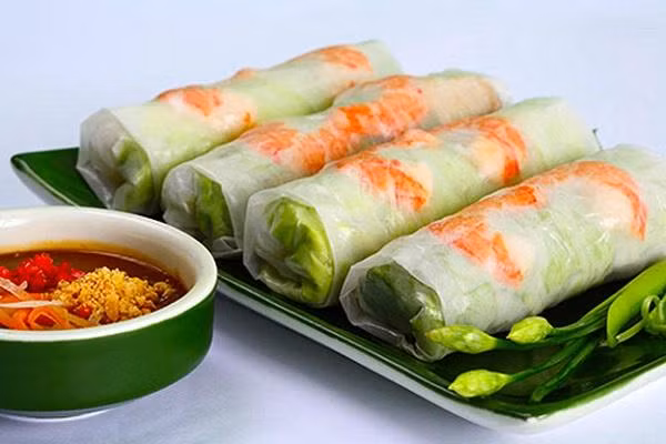 Món phở cuốn hấp dẫn của Việt Nam được miêu tả là món được chế biến từ thịt lợn, tôm, rau thơm, bún và được dùng với nước chấm.