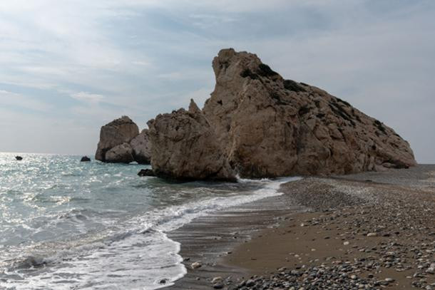 Bên cạnh câu chuyện hấp dẫn về nữ thần Aphrodite, tảng đá Petra tou Romiou còn xuất hiện trong truyền thuyết về người anh hùng Digenis Akritas của Đế quốc Byzantine.