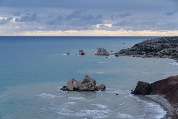 Chính vì vậy, không ít người đã ghé thăm tảng đá Petra tou Romiou và làm điều trên với hy vọng sẽ gặp được những điều kỳ diệu như trong truyền thuyết.