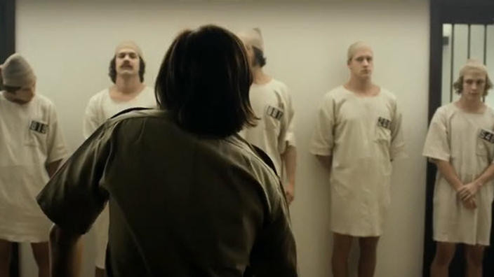 Người đóng vai tù nhân hoàn toàn nhập tâm vào thí nghiệm khi nhận dạng bản thân qua số tù trong trại giam chứ không phải tên họ của mình.