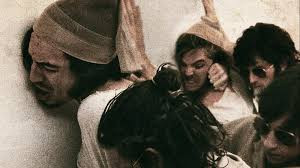 Sang đến ngày tiếp theo, các tù nhân được lệnh tổ chức cuộc nổi loạn. Khi ấy, các tình nguyện viên đóng vai cai ngục dùng đặc quyền của mình để trấn áp tù nhân bằng bạo lực hay lăng mạ phạm nhân.