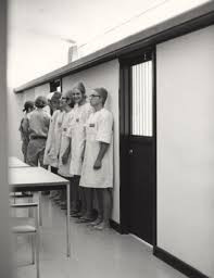 Trong ngày thí nghiệm đầu tiên, cả những người đóng vai cai ngục lẫn tù nhân đều cảm thấy bỡ ngỡ, lúng túng. Tuy nhiên, họ vẫn có thể giải quyết ổn thỏa tình hình dù không được đào tạo bài bản.