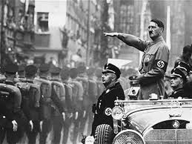 Đáp lại, Hitler nhất quyết nói không: “Nếu bây giờ đó chưa phải là mốt thì sau này sẽ là mốt vì tôi để ria như vậy!”. Mời độc giả xem video: Hitler còn sống sau Thế chiến 2 (nguồn: VTC14)