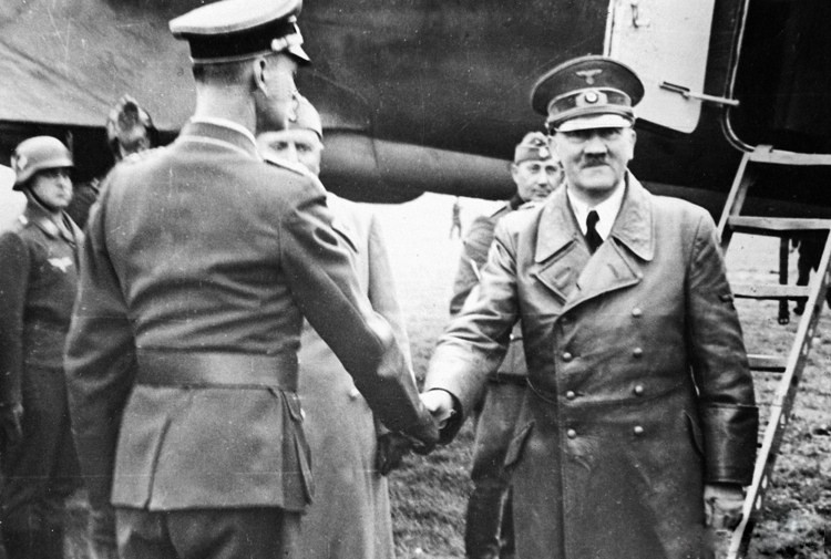 Người ta chỉ biết rằng, kể từ đó cho đến khi chết, Hitler luôn để kiểu ria mép huyền thoại và trở thành biểu tượng của nhà độc tài này.