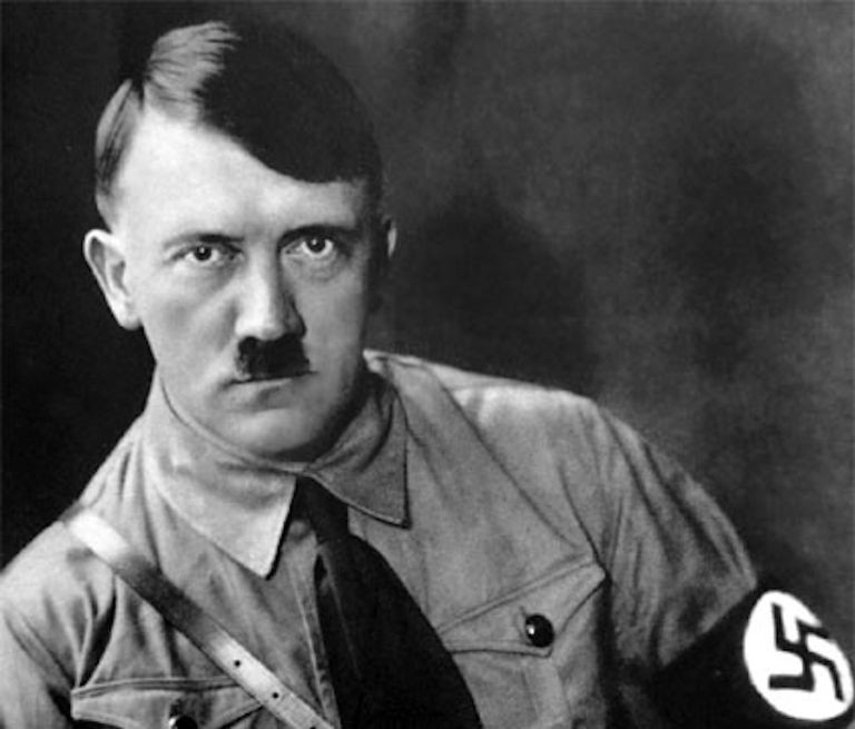 Hitler đã để ria kiểu này từ khi y là người lính tham gia Chiến tranh thế giới 1. Khi ấy, ria mép của Hitler dài hơn.
