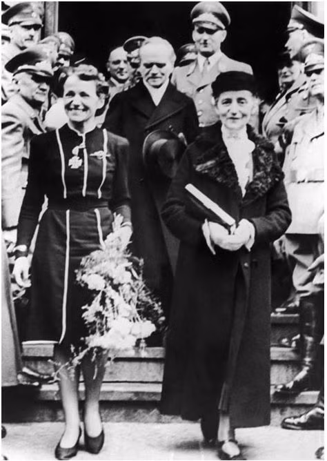 Vào cuối tháng 4/1945, Reitsch được lệnh lái máy bay chở tướng Ritter von Greim rời Berlin và không bao giờ có cơ hội gặp lại trùm phát xít Hitler.