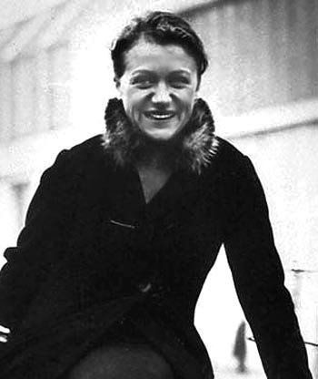 Do vậy, Reitsch được Hitler trao tặng huân chương Chữ thập Sắt năm 1942. Phi công này là người phụ nữ đầu tiên và duy nhất được Hitler trao huân chương cao quý này.