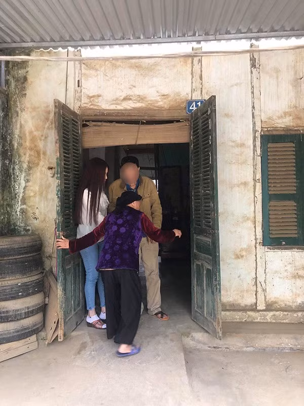 Nguoi than tiet lo them gia canh ngheo kho, no nan cua Thu Dung