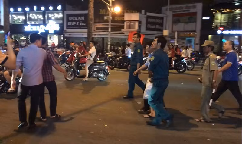 Cong an ban 2 phat chi thien trong dong nguoi di bao o quan 1-Hinh-3