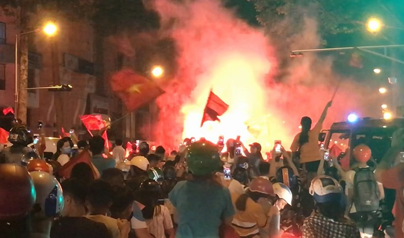 Cong an ban 2 phat chi thien trong dong nguoi di bao o quan 1-Hinh-2