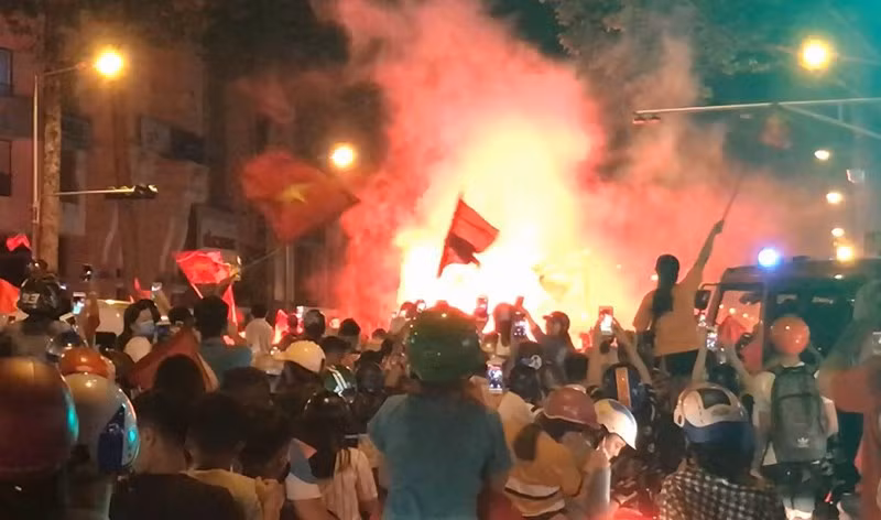 Cong an ban 2 phat chi thien trong dong nguoi di bao o quan 1-Hinh-2