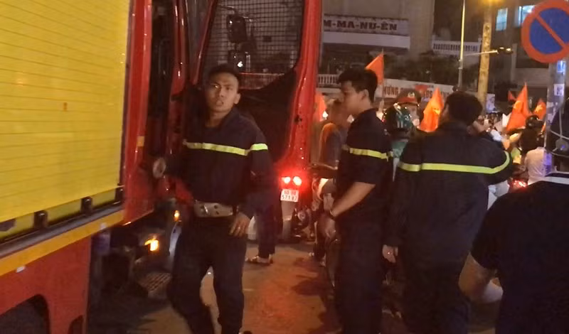 Cong an ban 2 phat chi thien trong dong nguoi di bao o quan 1-Hinh-4