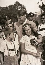 Tại đây, những cô gái được tuyển chọn ở khắp châu Âu đạt yêu cầu dòng máu theo tiêu chuẩn của Hitler có nhiệm vụ sinh cho Đức quốc xã những đứa trẻ thuần chủng Aryan.